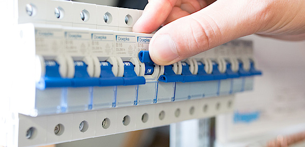 Schalt­schrank­bau bei Hansen & Zängler Elektrotechnik in Gemünden